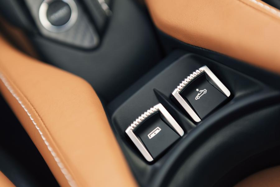 Детали интерьера McLaren 720S Spider 2019 года  (NA) (фото 27 из 58)